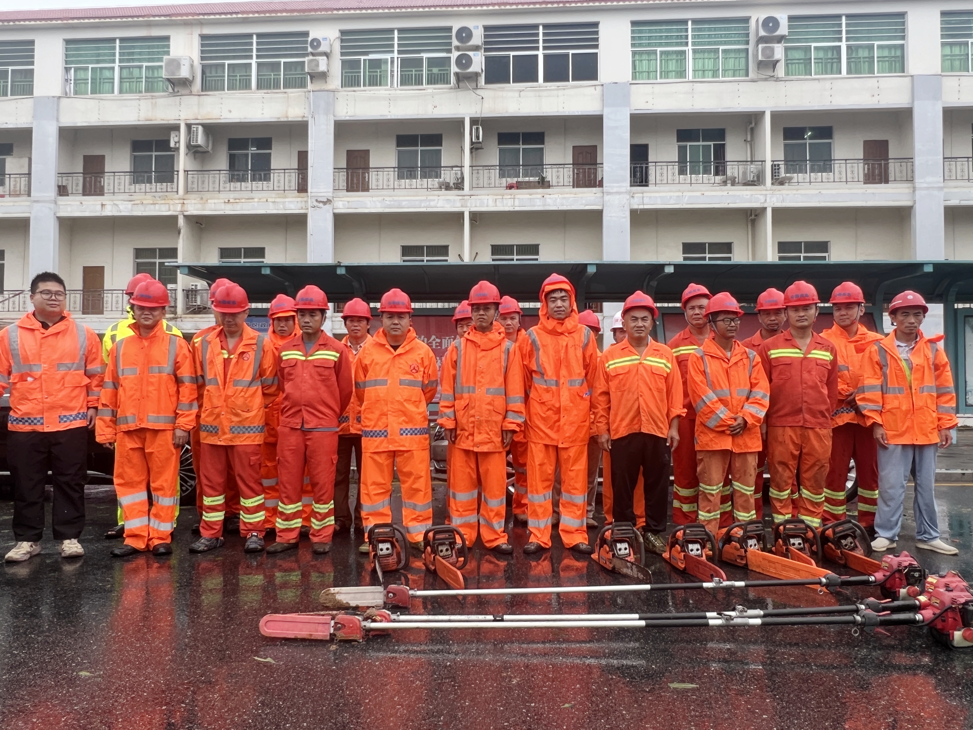 “路”力同心共克时艰 迅速驰援抢通保畅——OB视讯养护集结力量全力以赴支援三亚抢险救灾